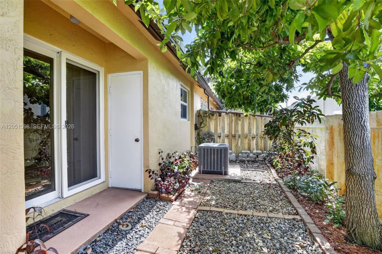 14147 N Forest Oak Cir, Davie, FL 33325 Photo