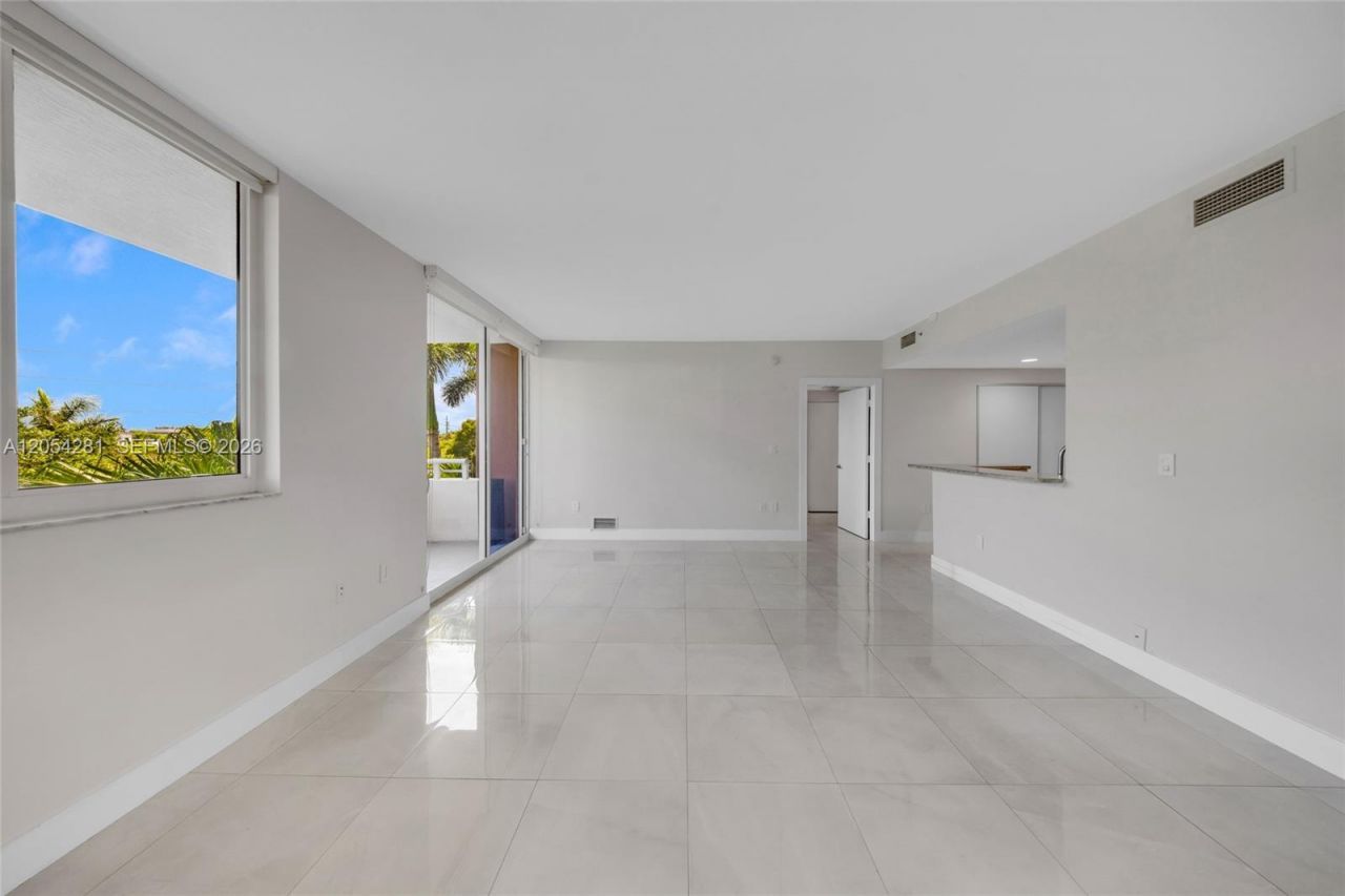 2775 NE 187th St , Unit 318, Aventura, FL 33180 Photo