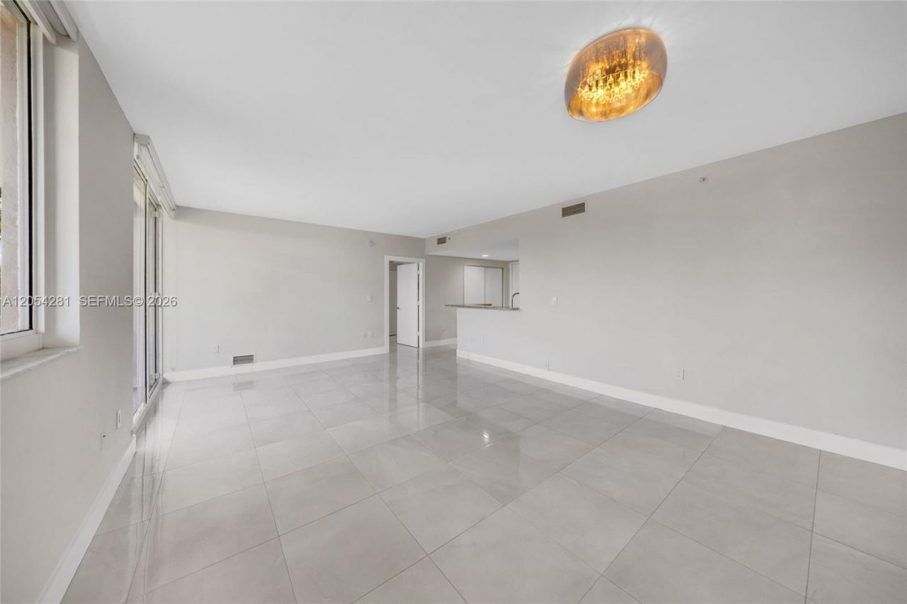 2775 NE 187th St , Unit 318, Aventura, FL 33180 Photo