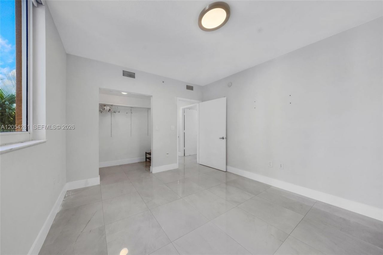 2775 NE 187th St , Unit 318, Aventura, FL 33180 Photo