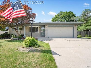 24208 Cambridge Street, Woodhaven, MI 48183