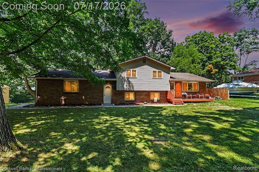 1304 Rinoco Circle, Waterford Township, MI 48327 Main Photo
