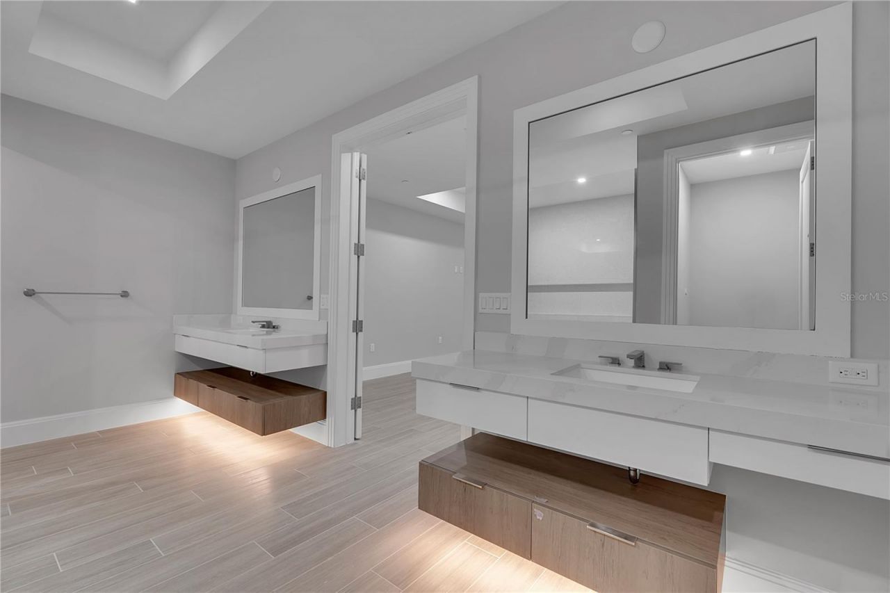 70 Avenida Veneccia, Unit 204, Sarasota, FL 34242 Photo