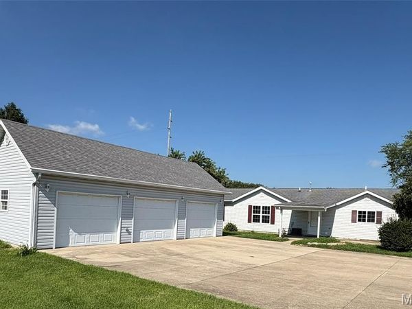 24 N Lincoln Avenue, Bethalto, IL 62010