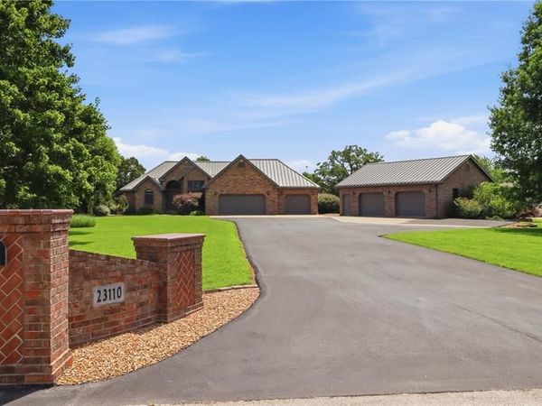 23110 Roselawn Drive, Lebanon, MO 65536