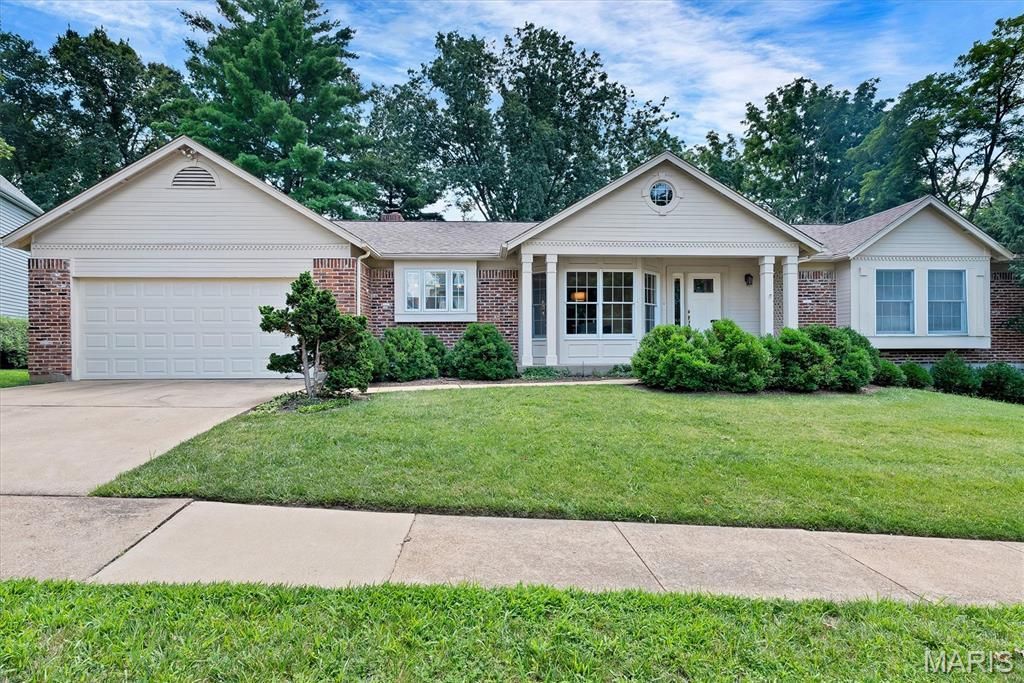 324 W Manor Drive , Chesterfield, MO 63017 Main Photo