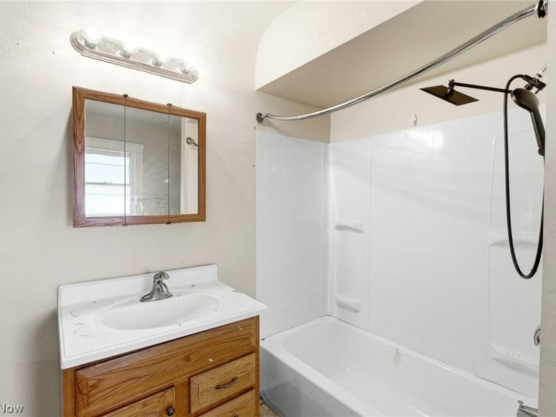 10820 Grantwood Avenue, Cleveland, OH 44108 Photo 24
