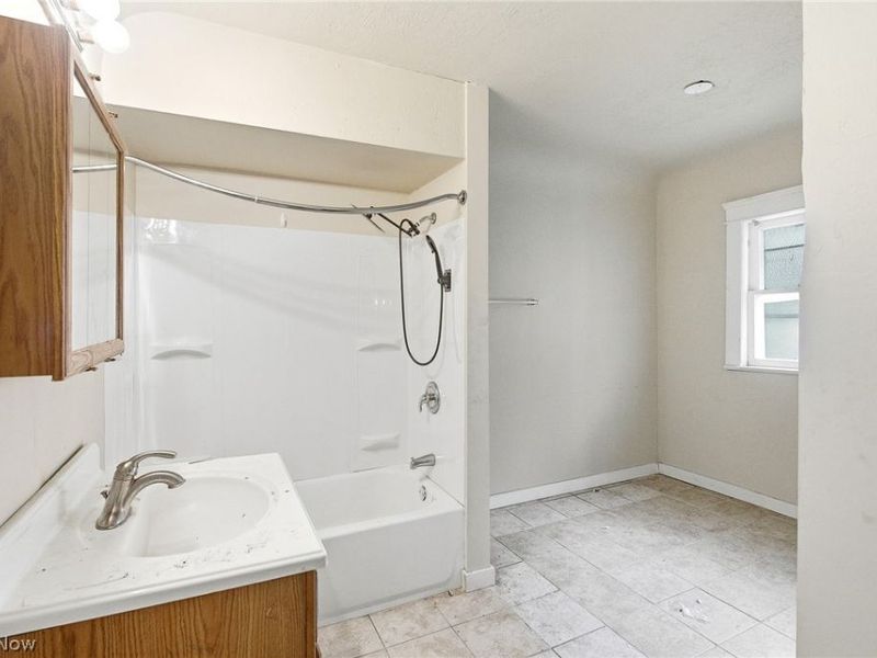 10820 Grantwood Avenue, Cleveland, OH 44108 Photo 25