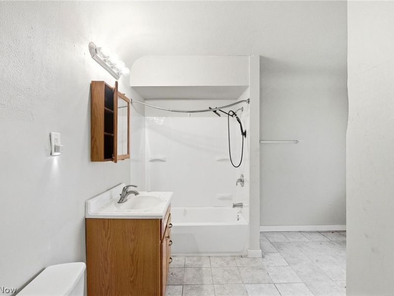 10820 Grantwood Avenue, Cleveland, OH 44108 Photo 26