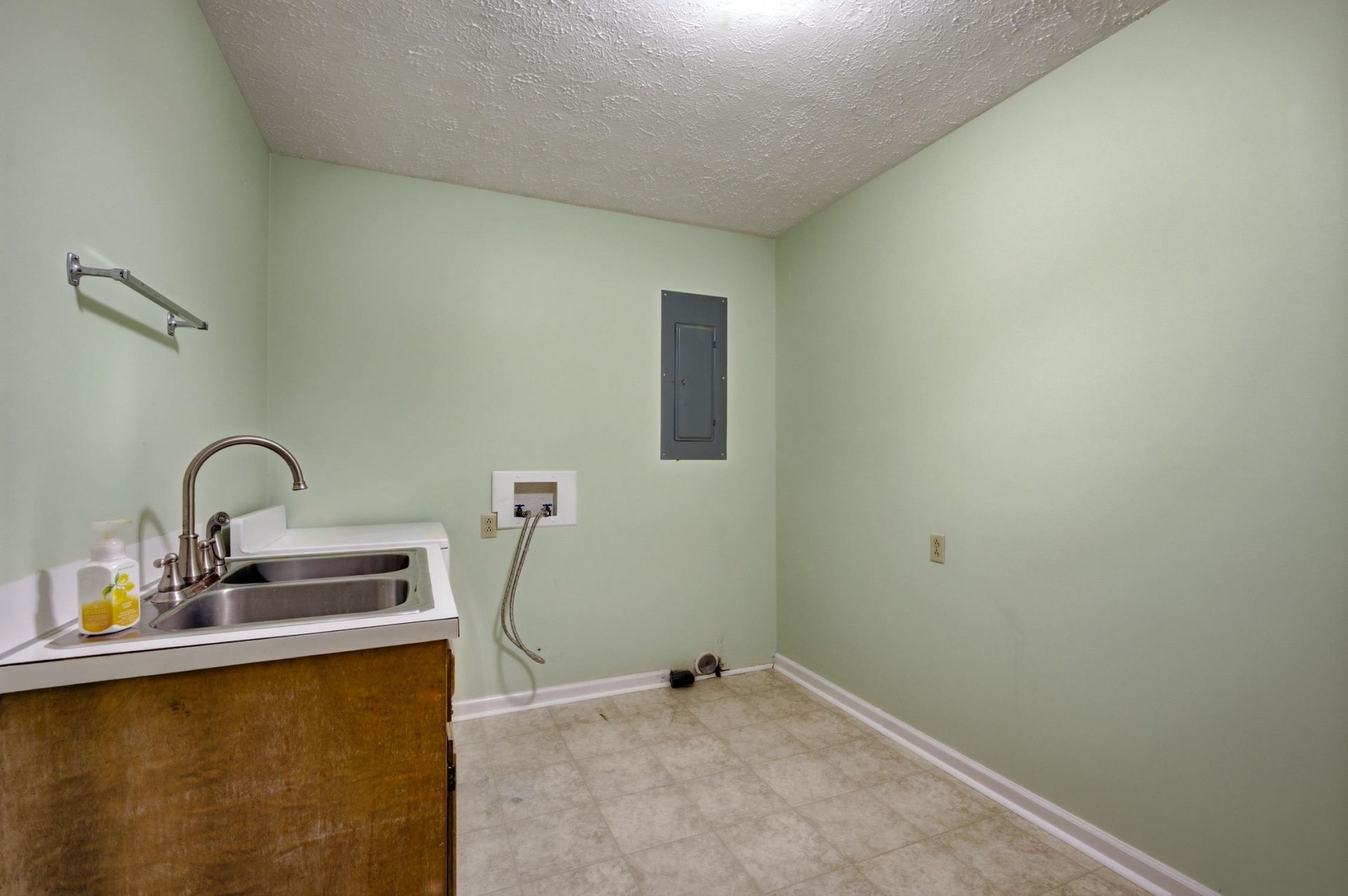 1007 Academy Dr. Photo 23