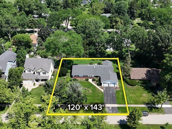 325 E Hawthorne Boulevard , Wheaton, IL 60187