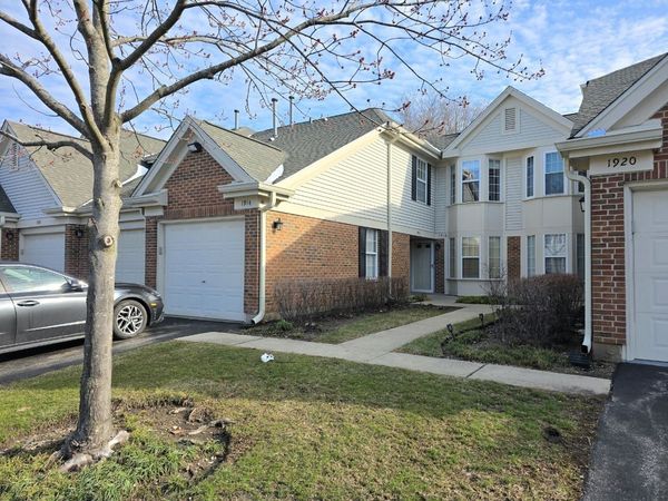 1914 Quaker Hollow Lane , Streamwood, IL 60107