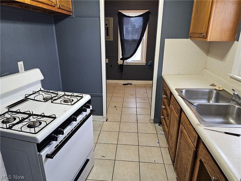 898 Wayside Road, Cleveland, OH 44110 Photo 7
