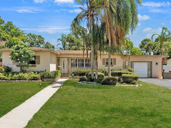 23 SW 8th St , Hallandale Beach, FL 33009