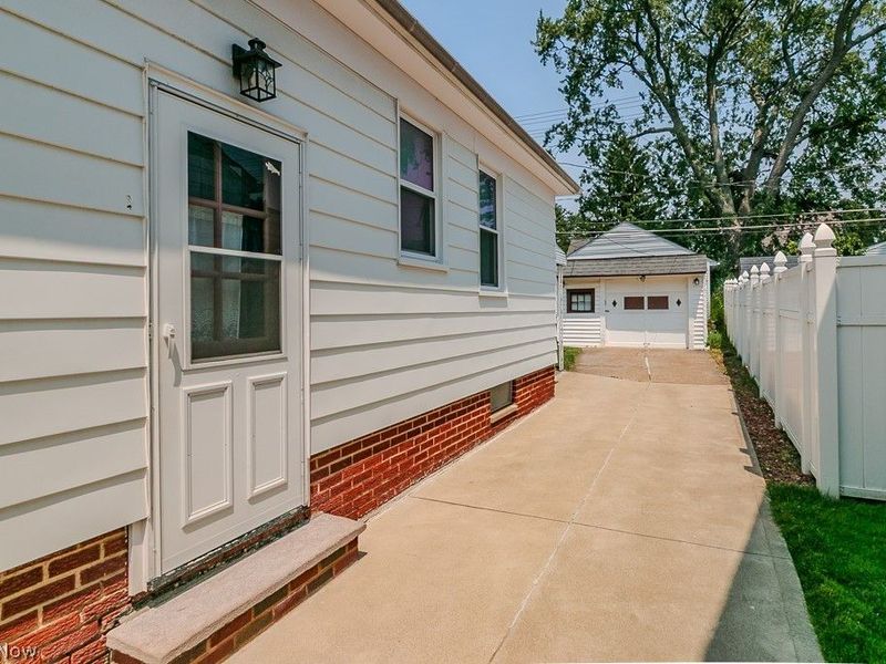 5814 Sunderland Drive, Parma, OH 44129 Photo 4