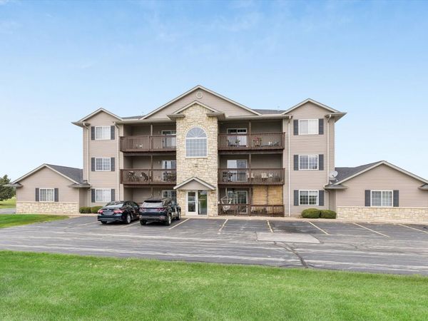 3215 S 16th Avenue , Unit 102, Eldridge, IA 52748