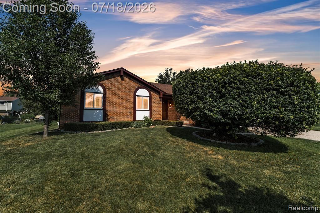 33 Foxboro Drive, Rochester Hills, MI 48309 Main Photo