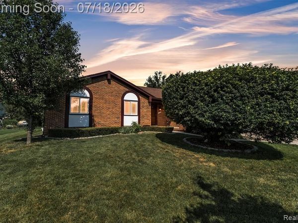 33 Foxboro Drive, Rochester Hills, MI 48309