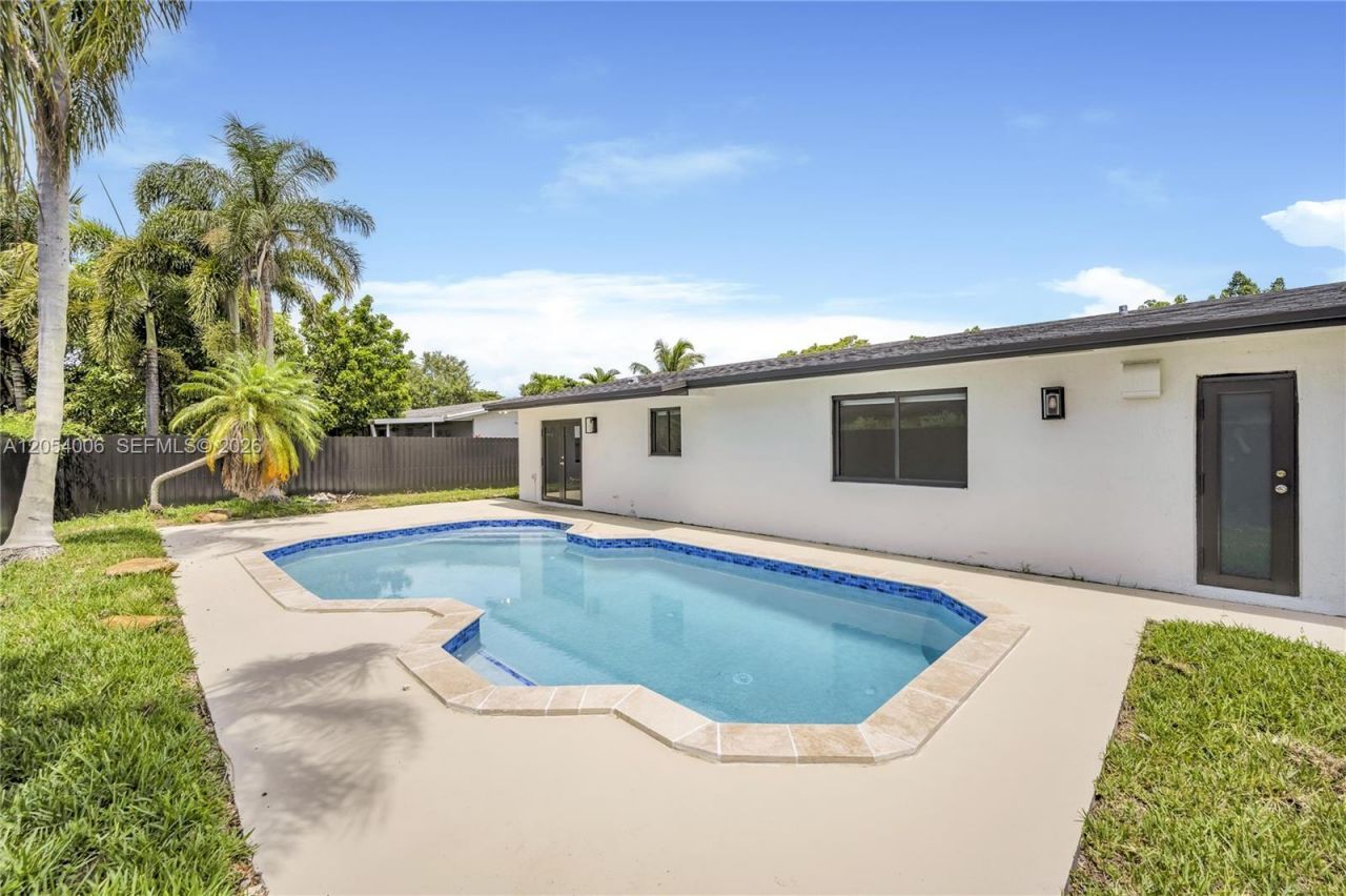 9320 SW 167th St, Palmetto Bay, FL 33157 Photo