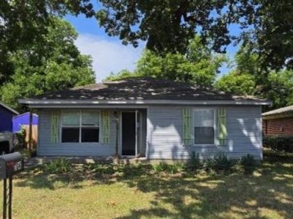 704 S Wilhite Street , Cleburne, TX 76031