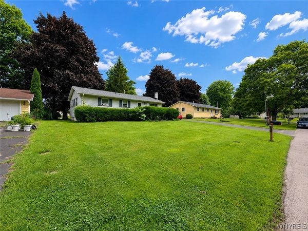 8 Westwood Drive, Brockport, NY 14420