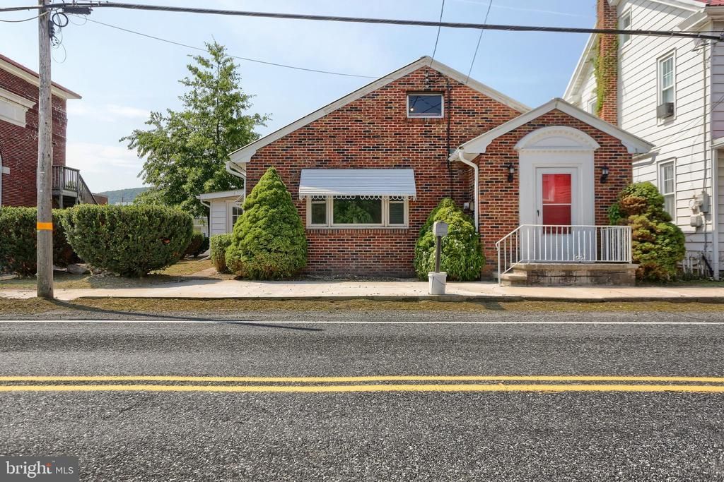 625 E MAIN STREET , HEGINS, PA 17938