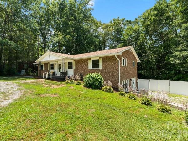 216 Dundeve Circle, Hendersonville, NC 28792