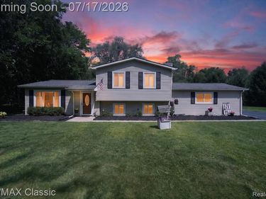 268 Peninsula Lake Drive, Highland Twp, MI 48357