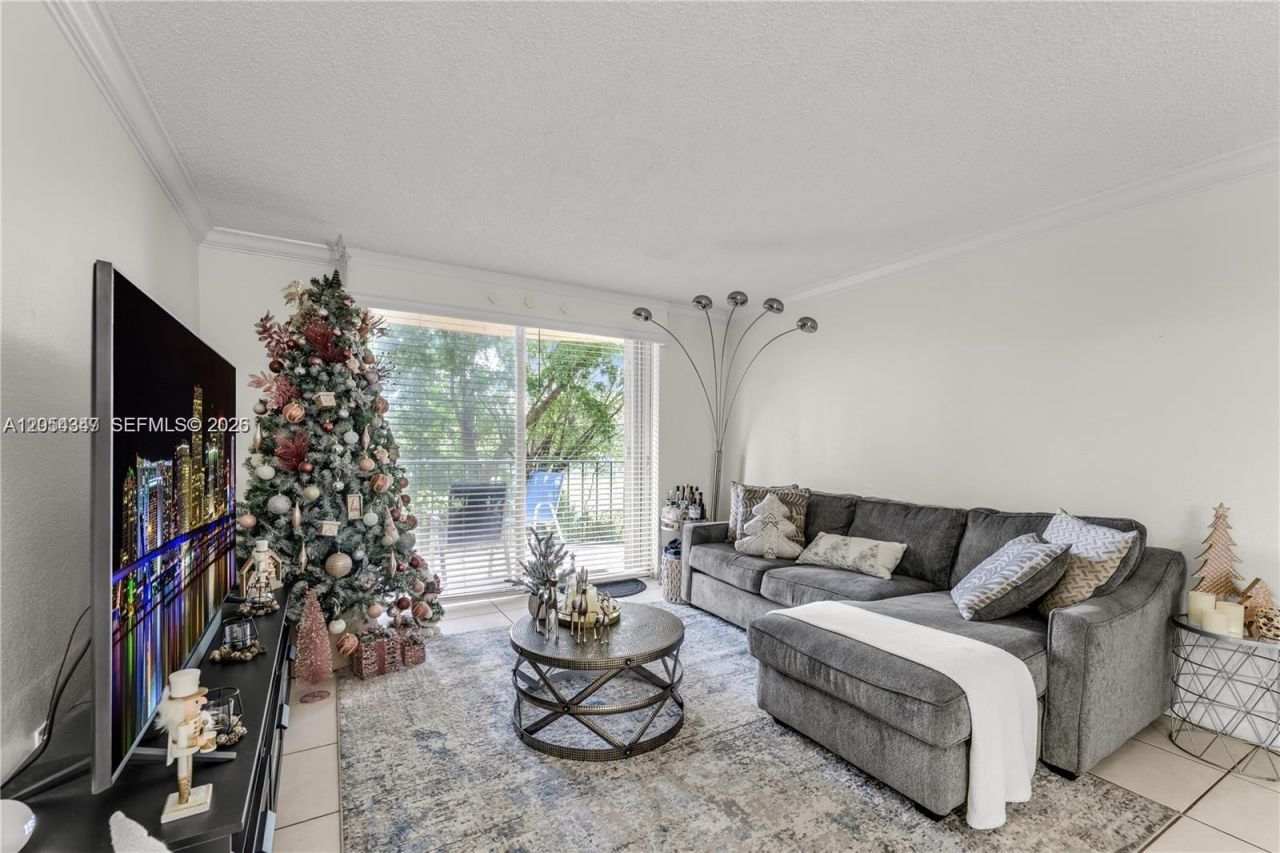 9320 Fontainebleau Blvd, Unit 215, Miami, FL 33172 Photo