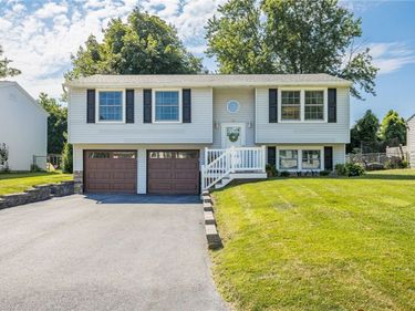 10 Coachlight Circle, Farmington, NY 14425