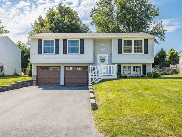 10 Coachlight Circle, Farmington, NY 14425