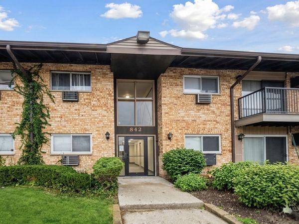 842 E Old Willow Road, Unit 106, Prospect Heights, IL 60070