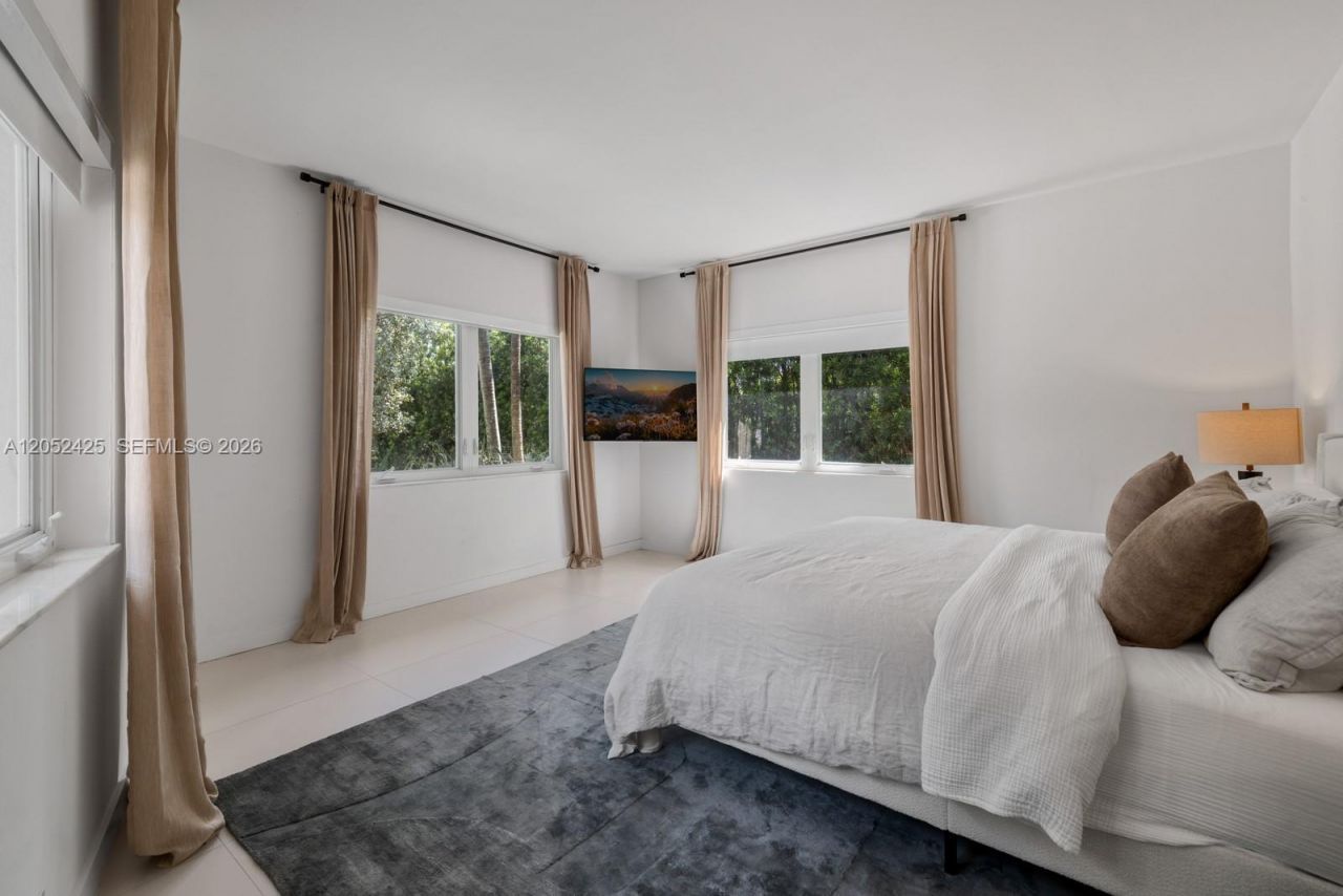 1300 S Venetian Way , Miami, FL 33139 Photo