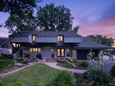 5050 Surfwood Drive, Commerce Twp, MI 48382