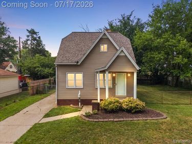 676 W Coy Avenue, Hazel Park, MI 48030