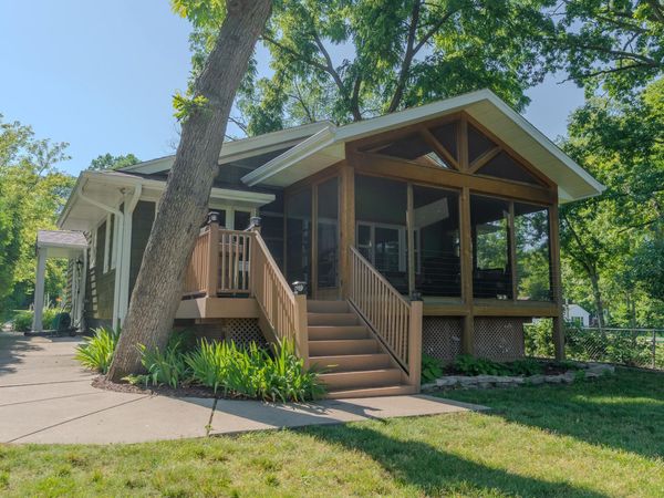 2712 Nagawicka Ave, Delafield, WI 53018