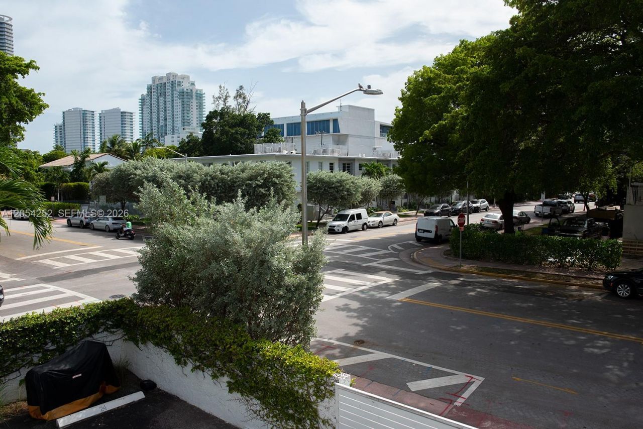 1045 10th St, Unit 204, Miami Beach, FL 33139 Photo