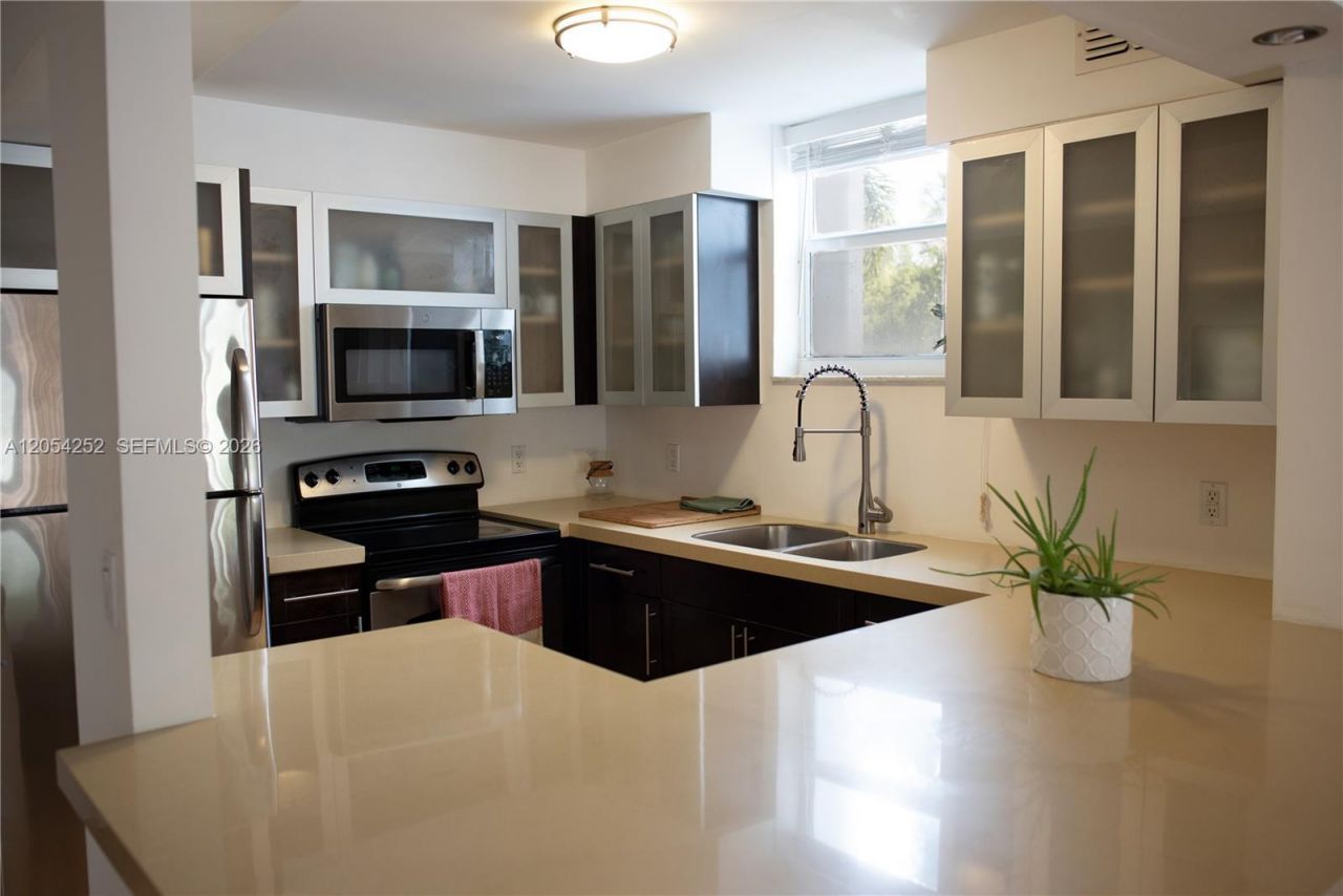 1045 10th St, Unit 204, Miami Beach, FL 33139 Photo
