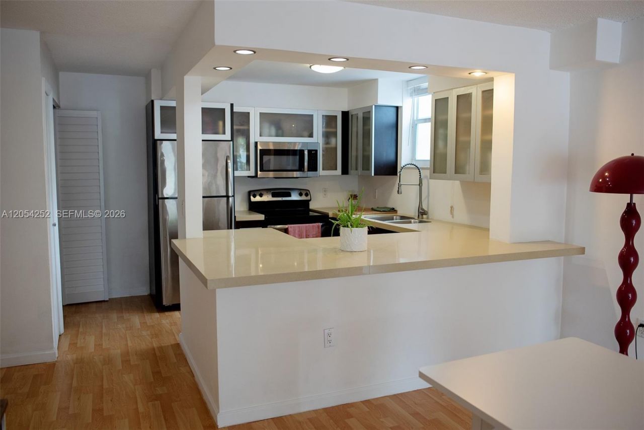 1045 10th St, Unit 204, Miami Beach, FL 33139 Photo