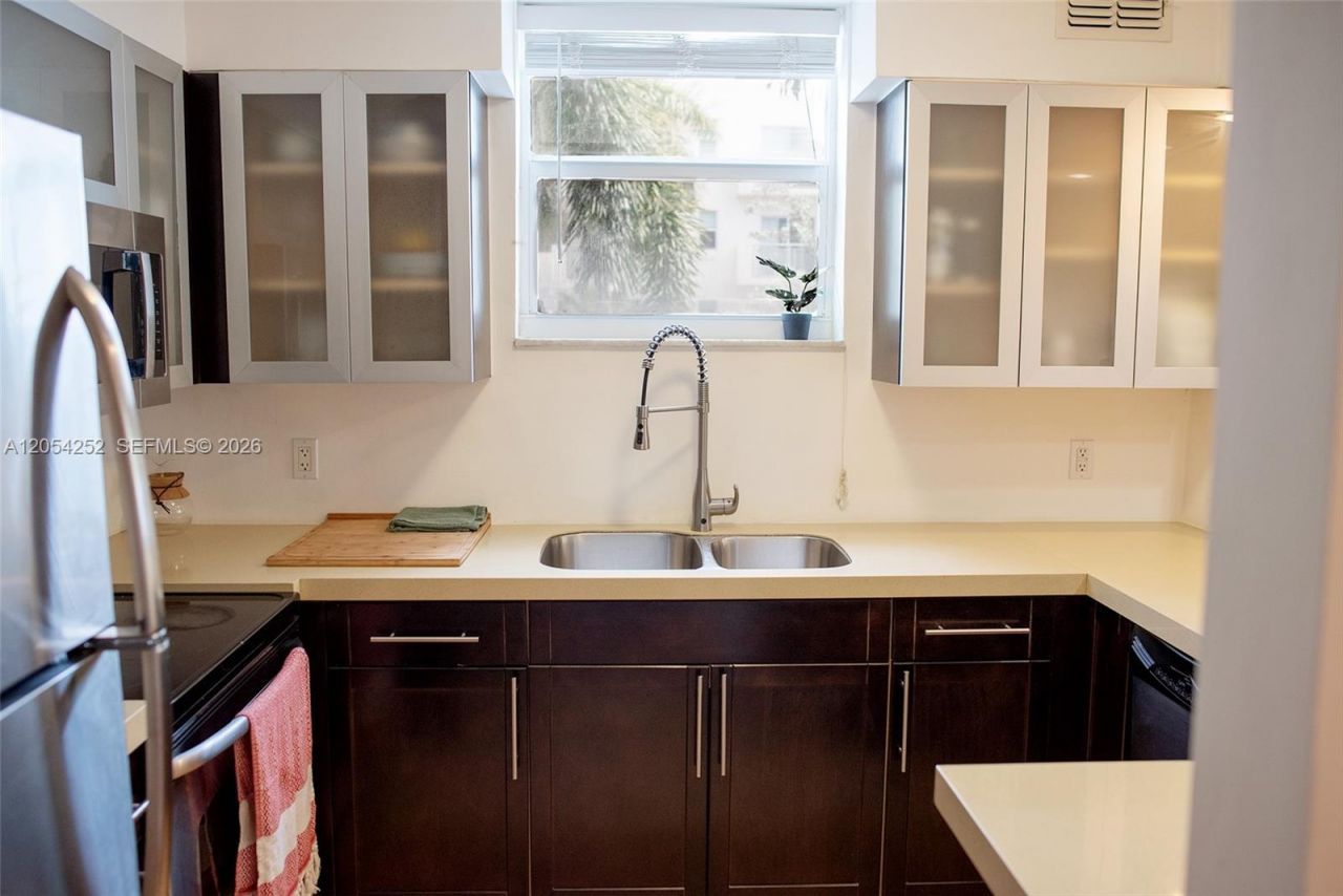 1045 10th St, Unit 204, Miami Beach, FL 33139 Photo