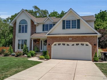 75 Michael's Walk, Lancaster, NY 14086