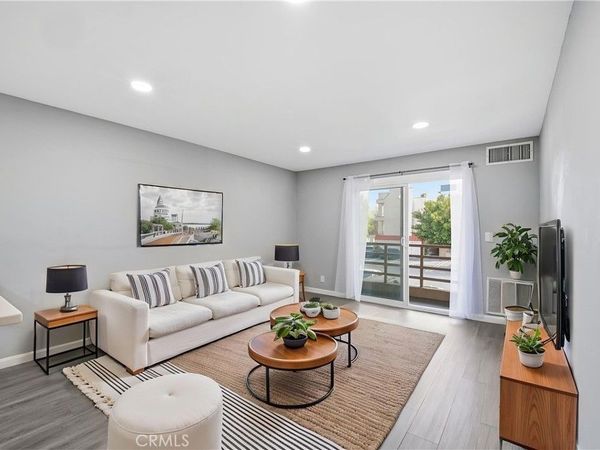 6815 Remmet, Unit 215, Canoga Park, CA 91303