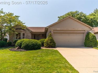 993 W Rose Avenue, Garden City, MI 48135