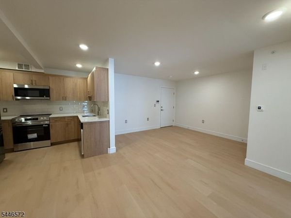 627 Valley Rd, Unit E, Montclair, NJ 07043
