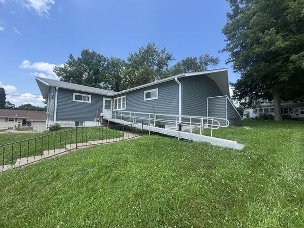 1217 S College Avenue , Aledo, IL 61231