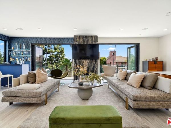 137 N Doheny Drive, Unit 1, West Hollywood, CA 90048