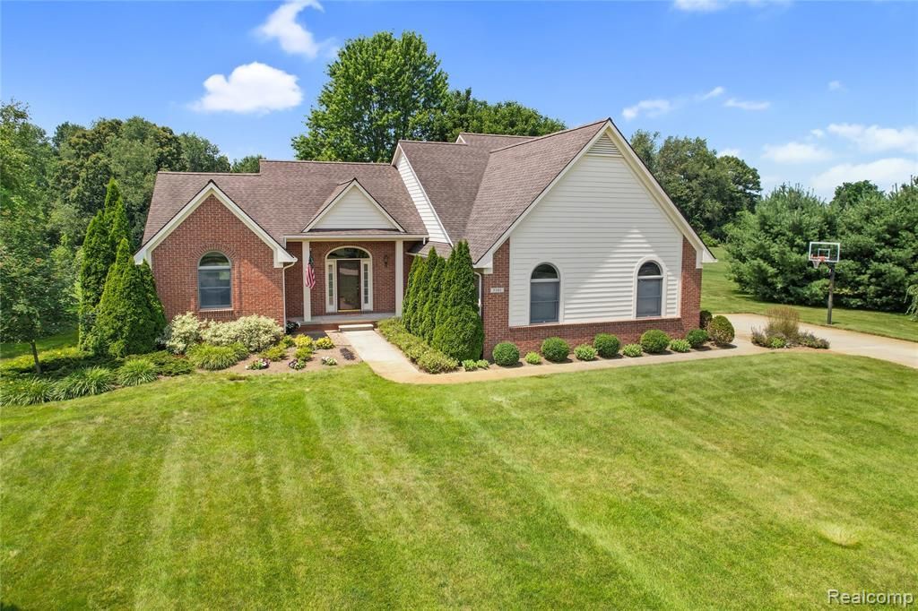 5501 Jeanne Marie Drive, White Lake Township, MI 48383 Main Photo