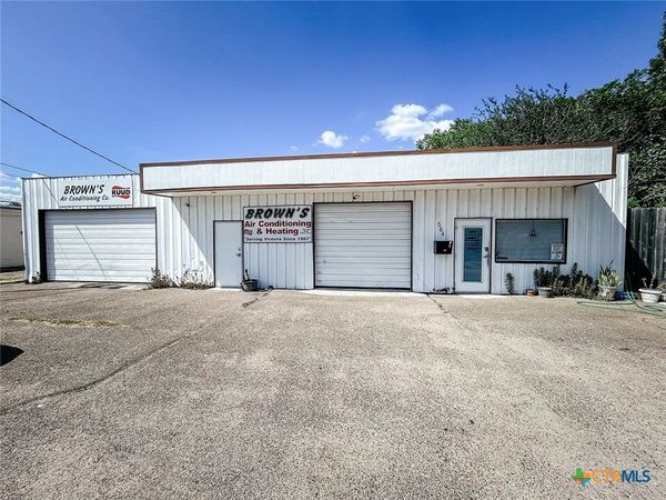 504 E Warren Avenue , Victoria, TX 77901
