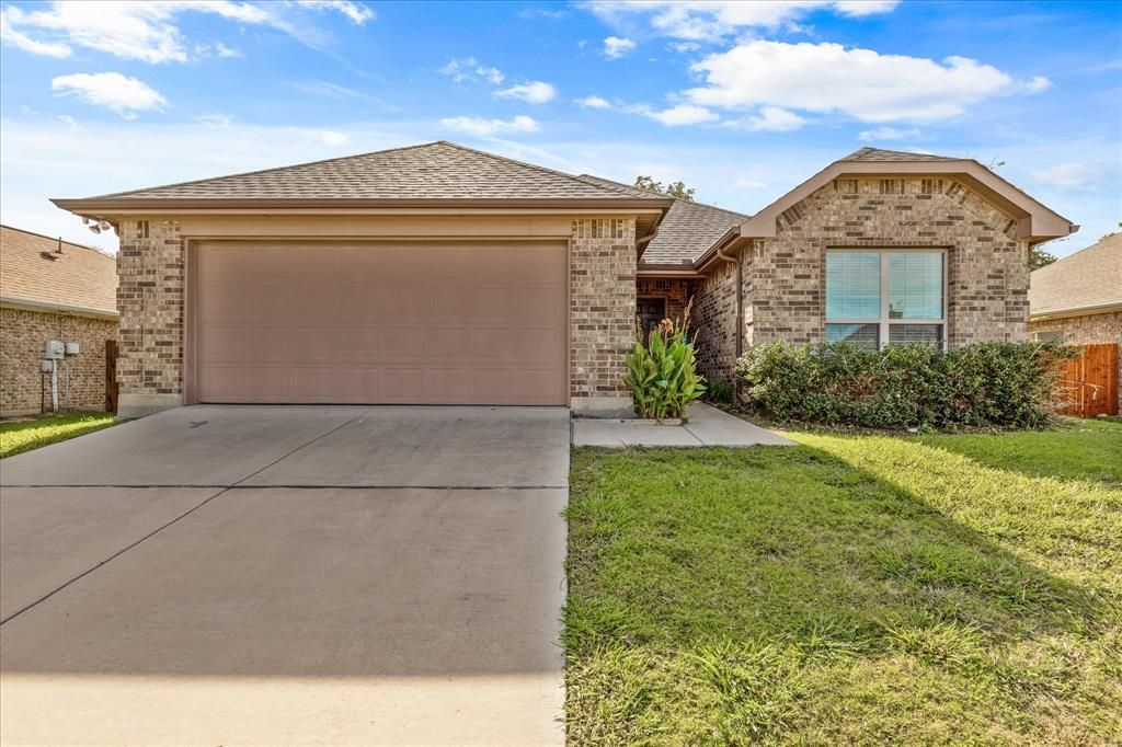 713 Oakmont Drive, Ennis, TX 75119 Main Photo