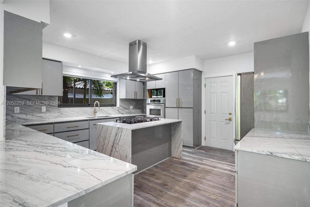 7810 Beachview Dr, North Bay Village, FL 33141 Photo